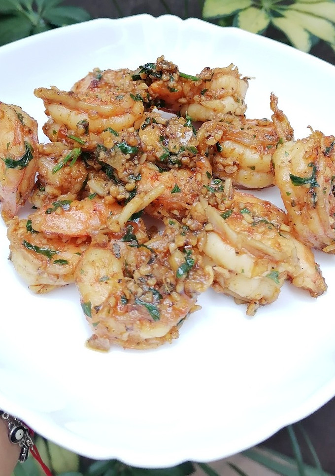 Una foto de Camarones a la mantequilla con ajo. 🍤🍤🍤