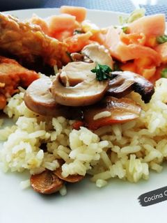 Una foto de Arroz 🍚 con hierbas 🌿 y champiñones salteados