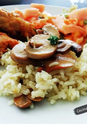 Una foto de Arroz 🍚 con hierbas 🌿 y champiñones salteados