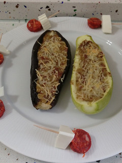 Una foto de Berenjenas y calabacines rellenos de carne y pinchos de chorizo picante