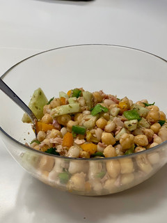 Una foto de Ensalada de legumbres con pimientos y perejil fresco
