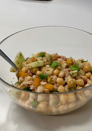 Foto principal de Ensalada de legumbres con pimientos y perejil fresco
