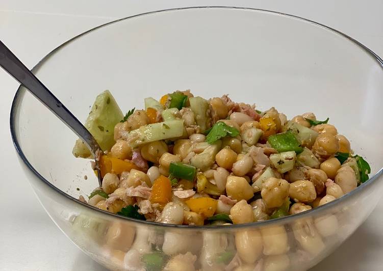 Ensalada de legumbres con pimientos y perejil fresco