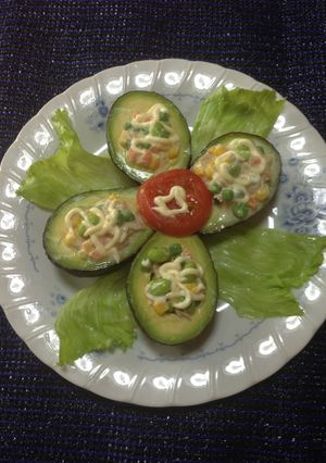 Una foto de Aguacate relleno con atún vegetales!!