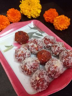 चुकंदर नारियल लड्डु (Chukandar Nariyal Ladoo recipe in hindi) रेसिपी मुख्य फोटो