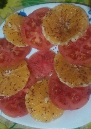 Une photo de Salade tomate / orange