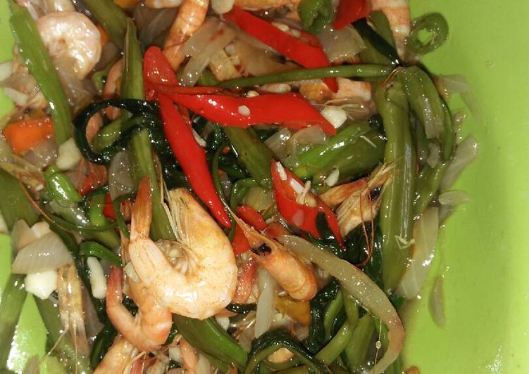 Bagaimana Menyiapkan Ca kangkung udang pedas sederhana Anti Gagal
