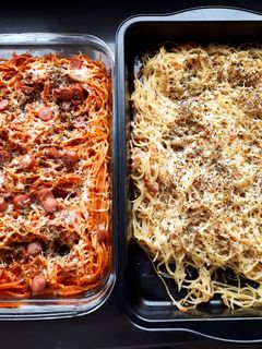 Una foto de Espaguetis carbonara y con tomate