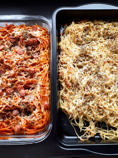 Una foto de Espaguetis carbonara y con tomate