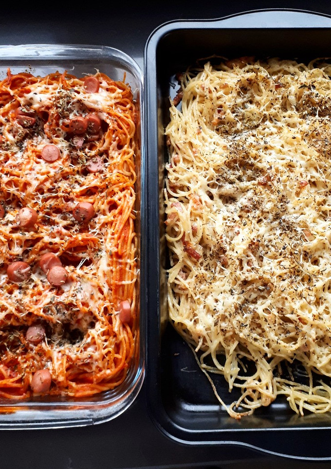 Una foto de Espaguetis carbonara y con tomate