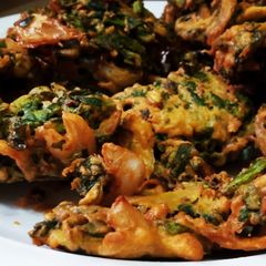 A picture of Palak pakoray.