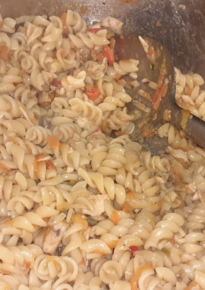 Una foto de Wok con pollo y fideos