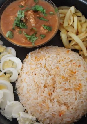 A picture of Shajahani chicken with zafrani rice.