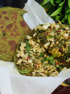 સ્ટફ્ડ હરિયાળી પરાઠા (Stuffed Hariyali Paratha Recipe In Gujarati) રેસીપી મુખ્ય ફોટો