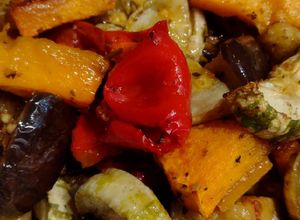 Una foto de Verduras grilladas al horno 🧅🫑🍆🍅