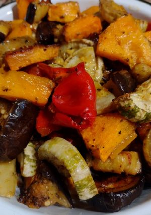 Una foto de Verduras grilladas al horno 🧅🫑🍆🍅