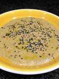 Crema de pepino y calabacín con algas marinas secas y anacardos - veggie