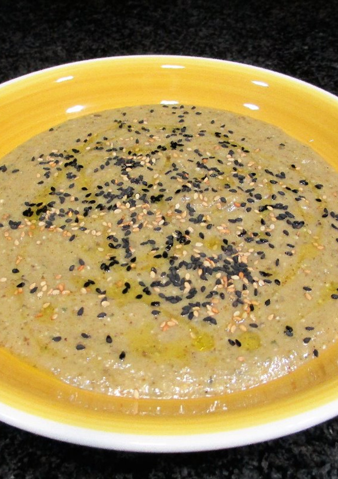 Una foto de Crema de pepino y calabacín con algas marinas secas y anacardos - veggie