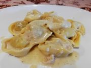 Una foto di cappelletti al formaggio