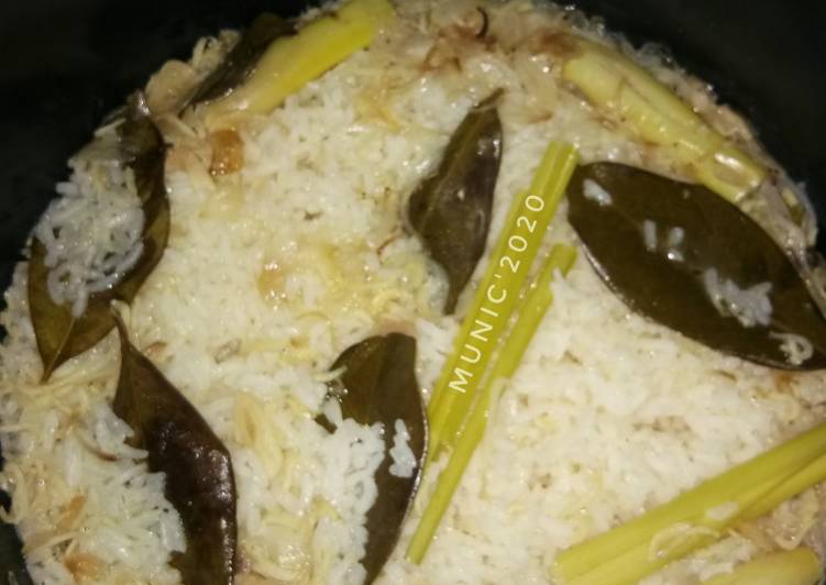 Bagaimana Menyiapkan Nasi liwet simple dengan rice cooker yang Lezat