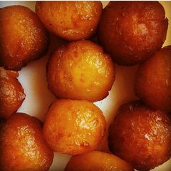 A picture of Gulab jamun.
