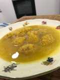 Albóndigas con caldo amarillo