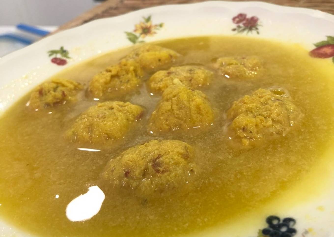 Albóndigas con caldo amarillo