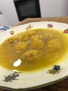 Una foto de Albóndigas con caldo amarillo