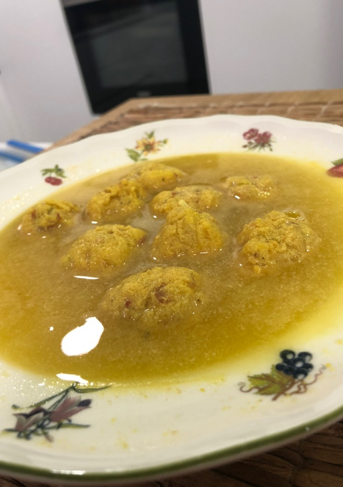 Una foto de Albóndigas con caldo amarillo