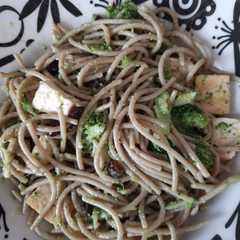 Una foto de Pasta con salteado de tofu y brócoli
