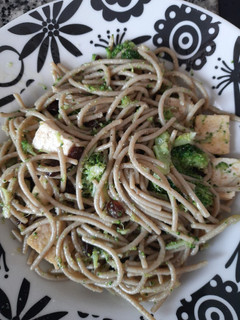 Una foto de Pasta con salteado de tofu y brócoli