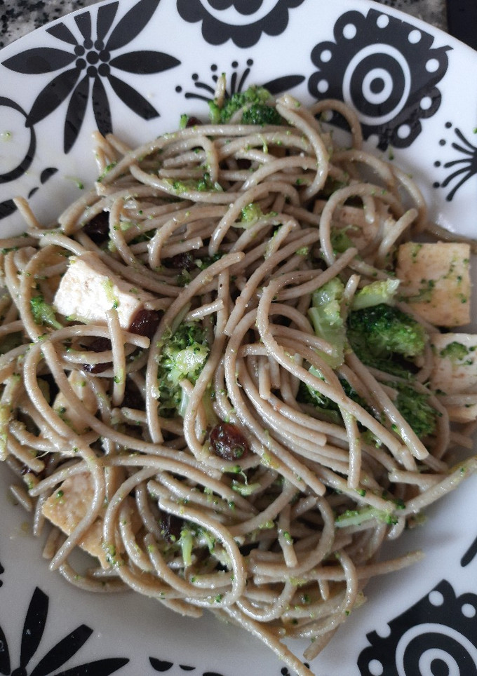 Una foto de Pasta con salteado de tofu y brócoli