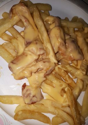 Una foto de Papas fritas Cheddar y pancetaaaa❤❤❤