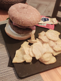 Una foto de Hamburguesa con queso de cabra, bacon y huevo