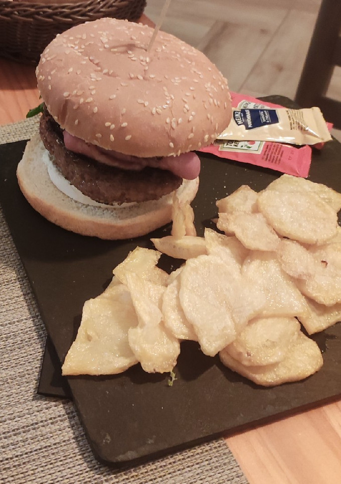 Una foto de Hamburguesa con queso de cabra, bacon y huevo