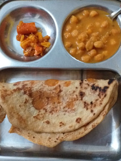 आलू पराठा संग छोले मसाला रेसिपी मुख्य फोटो
