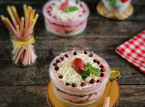 Foto resep Strawberry Cheese Dessert Box No Oven