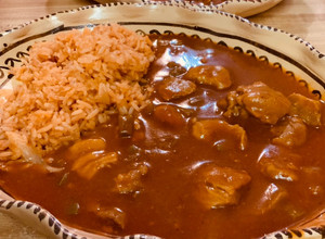 Una foto de Mole Rojo con Trocitos de puerco