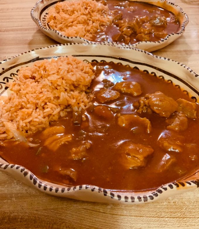 Una foto de Mole Rojo con Trocitos de puerco