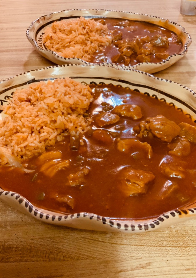 Una foto de Mole Rojo con Trocitos de puerco