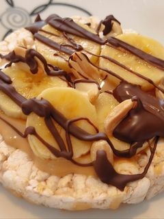Una foto de Tortitas de arroz con plátano, crema de cacahuete y chocolate
