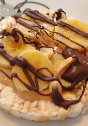 Foto principal de Tortitas de arroz con plátano, crema de cacahuete y chocolate