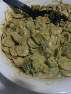Una foto de Pasta con salsa de hierbas verdes mexicanas y brócoli Martín