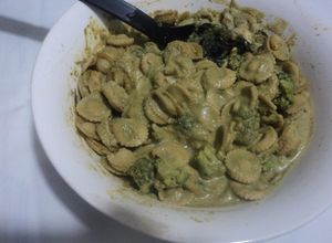 Una foto de Pasta con salsa  de hierbas  verdes mexicanas y brócoli Martín