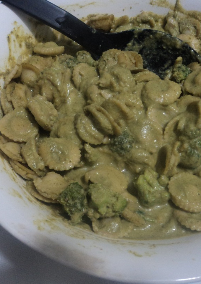 Una foto de Pasta con salsa  de hierbas  verdes mexicanas y brócoli Martín