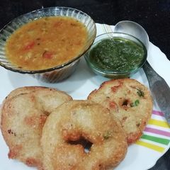 A picture of Ulundhu Vadai.