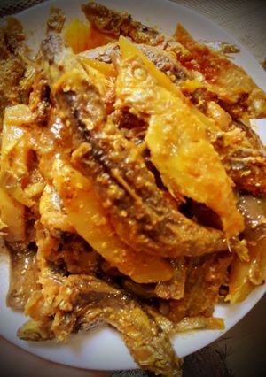 আলু বেগুন দিয়ে ছোট মাছ রান্না(aloo begun diye choto mach ranna recipe in Bengali) রেসিপির প্রধান ছবি