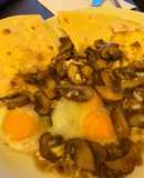 Champiñones salteados con huevos de codorniz