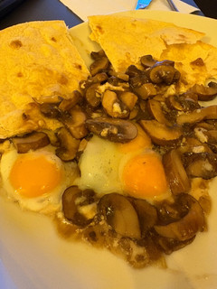 Una foto de Champiñones salteados con huevos de codorniz