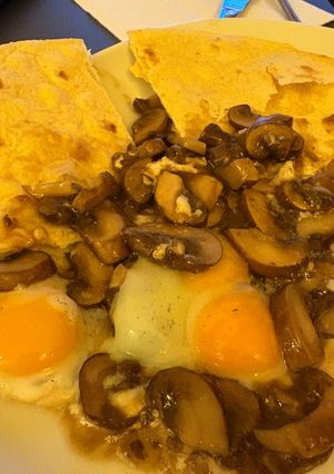 Foto principal de Champiñones salteados con huevos de codorniz